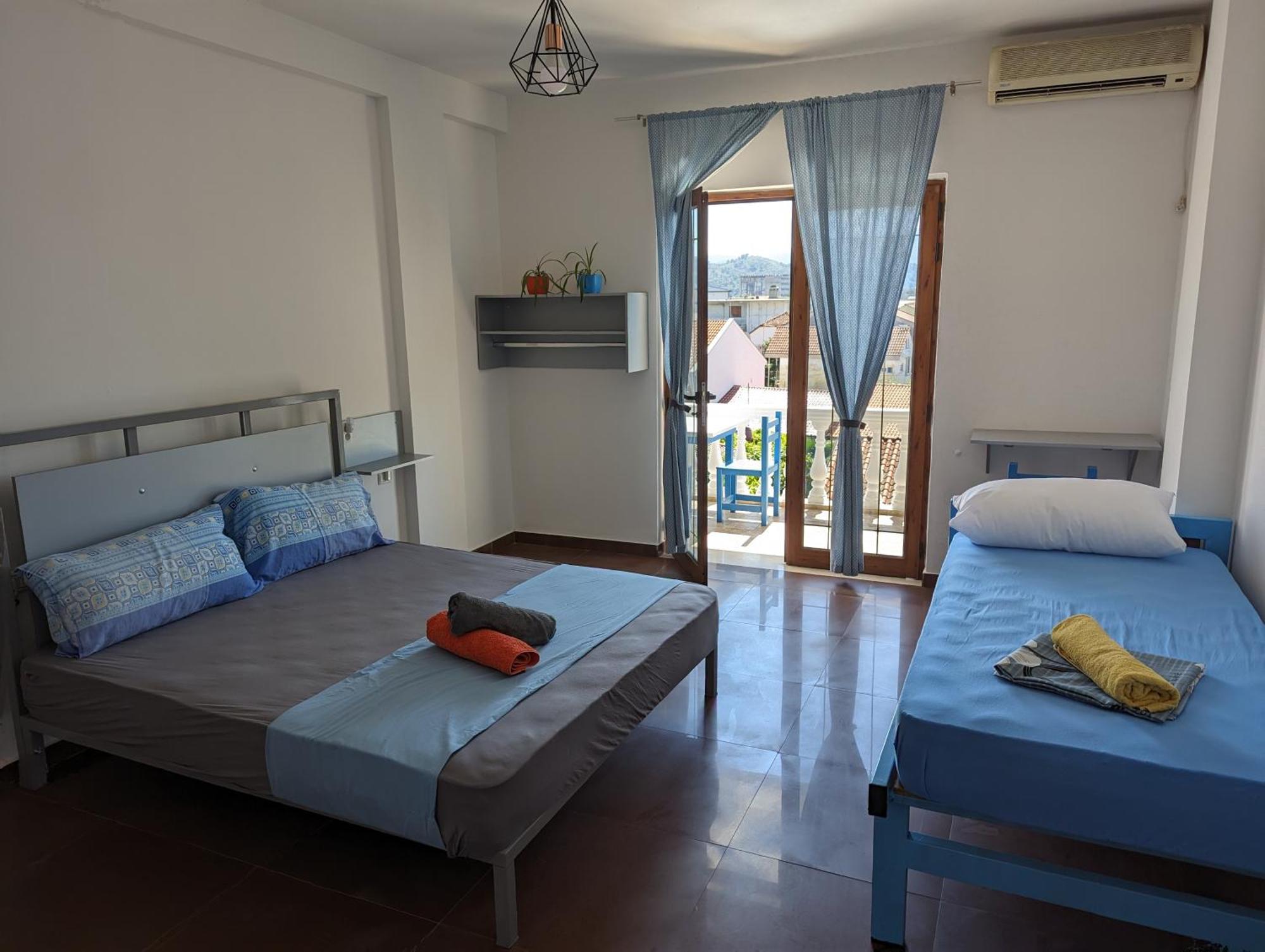 Tias Hostel Shkodër Екстериор снимка