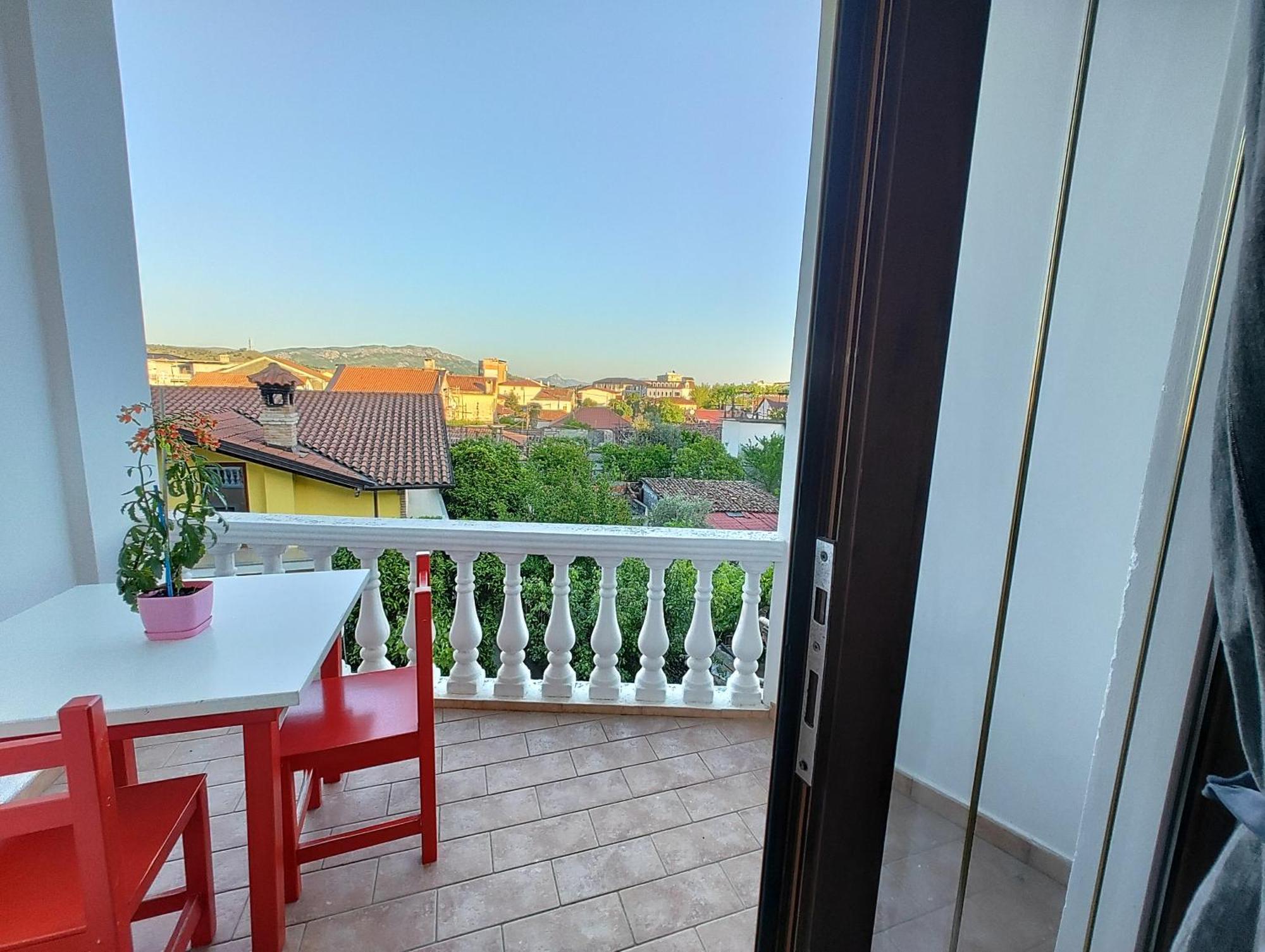 Tias Hostel Shkodër Екстериор снимка